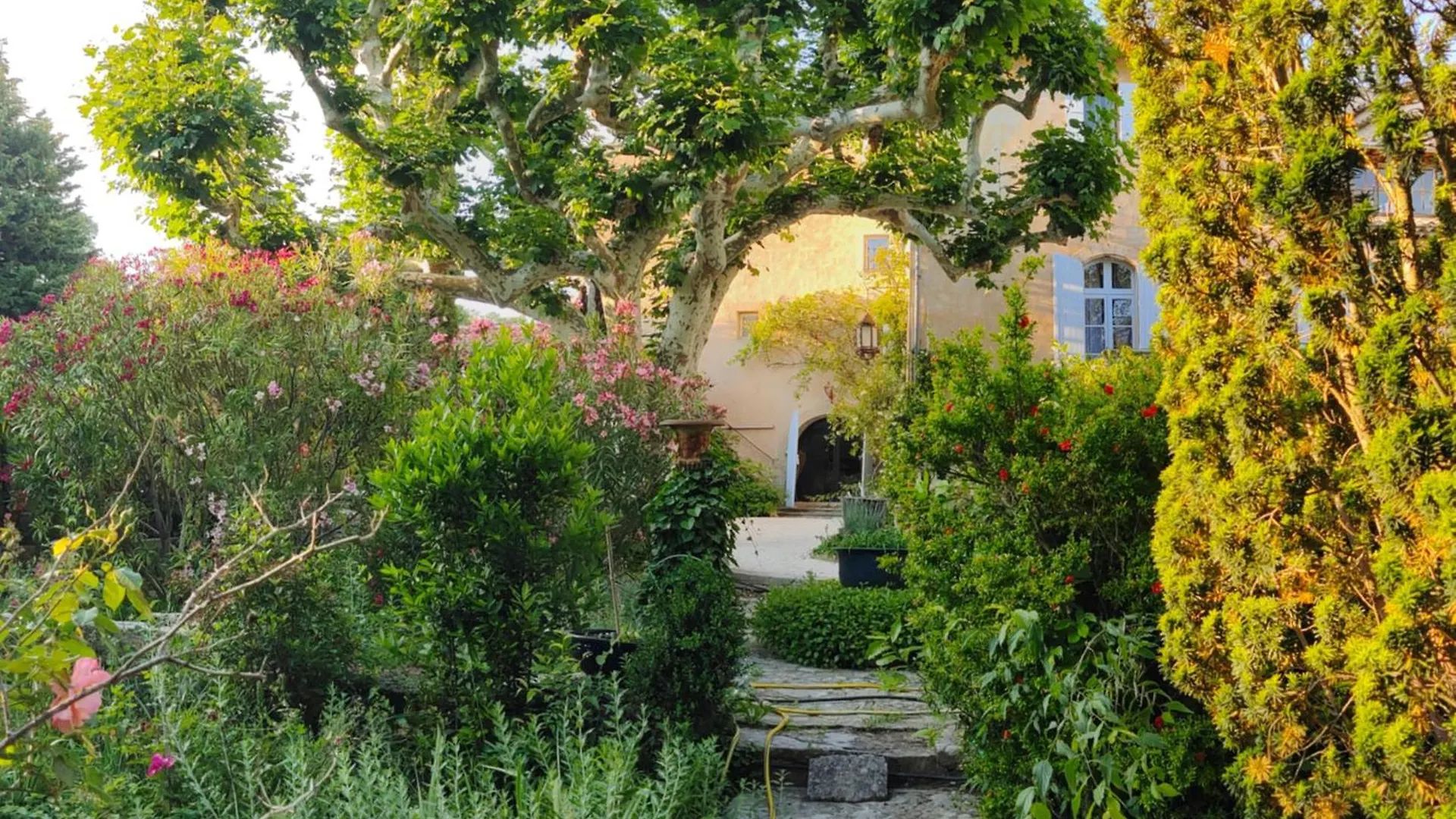 Rue Du Chateau A Cabrieres D'Avignon Bed & Breakfast 0*, Cabrieres-d'Avignon